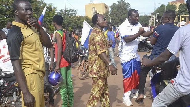 Un grupo de personas, algunas con banderas rusas, se sitúan cerca del palacio presidencial en Uagadugú, Burkina Faso. / ASSANE OUEDRAOGO-EFE Un grupo de personas, algunas con banderas rusas, se sitúan cerca del palacio presidencial en Uagadugú, Burkina Faso. / ASSANE OUEDRAOGO-EFE
