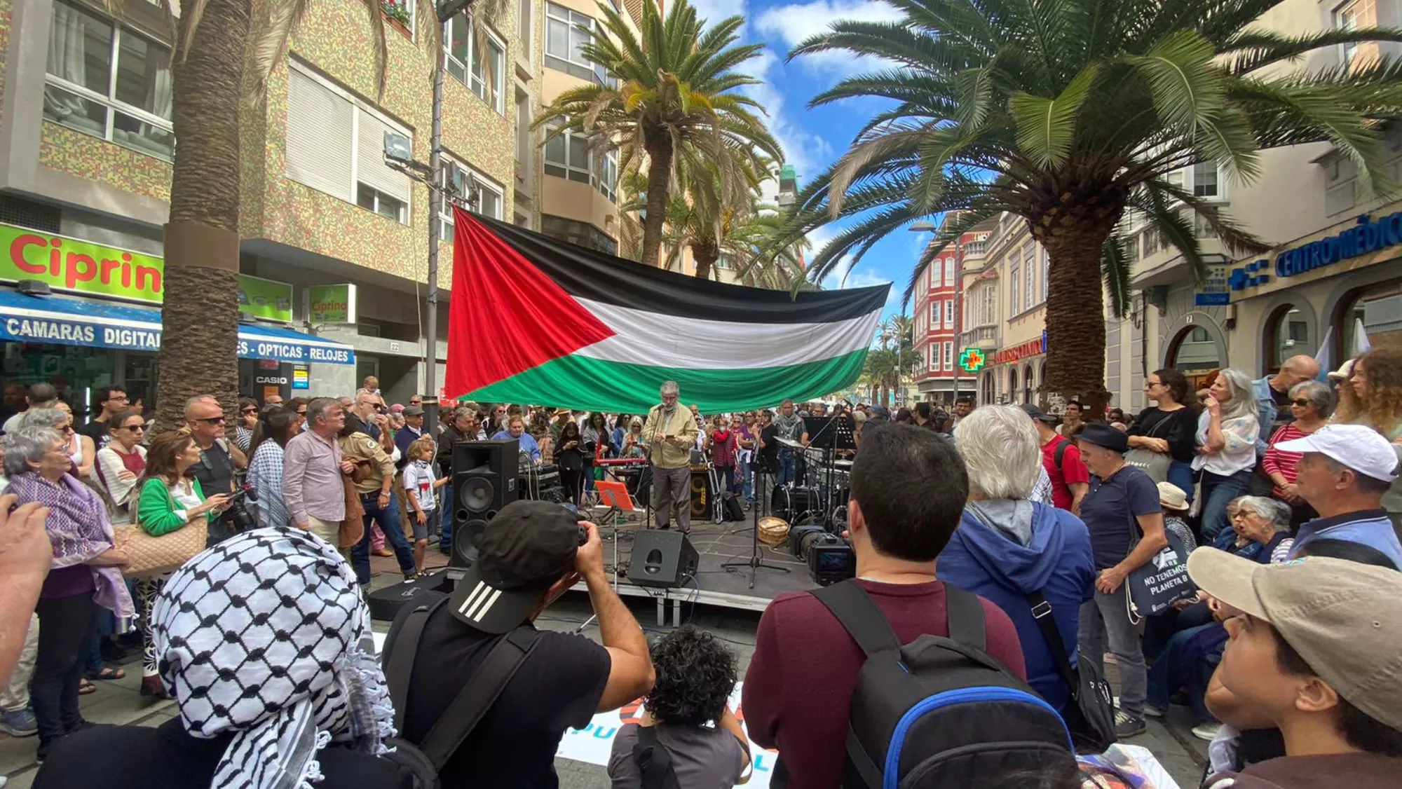 Lectura del manifiesto durante la protesta en defensa de Palestina en Las Palmas de Gran Canaria / TAYRI MUÑIZ