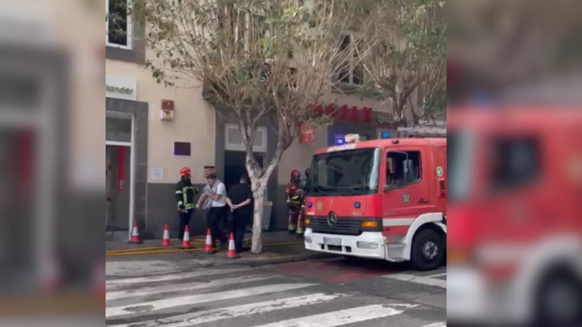 Imagen de los Bomberos de Las Palmas de Gran Canaria sofocando el incendio en el bar El Kojak  AH
