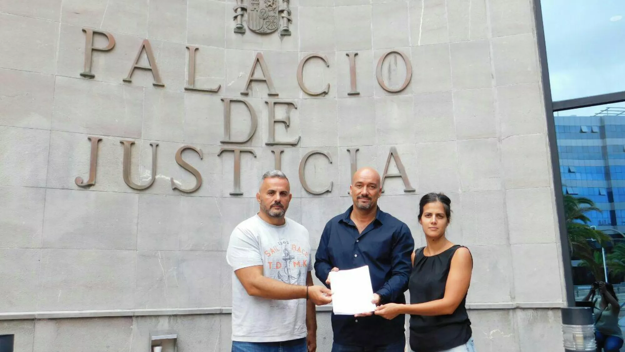 De izquierda a derecha de la imagen Francis Hernández (concejal de IUC en Arafo), Agustín Espinosa y Lourdes Galindo  CEDIDA