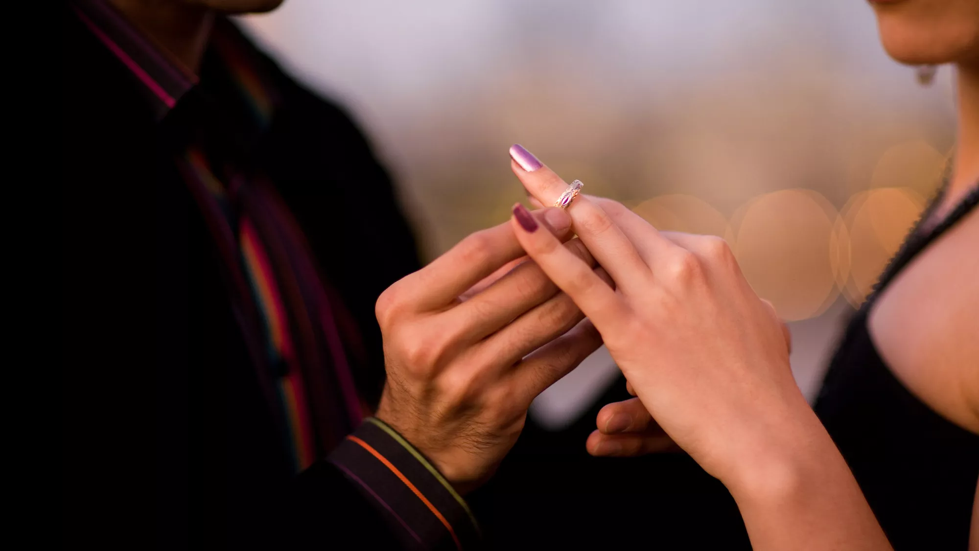 Una pareja en una pedida de matrimonio, los canarios no quieren casarse / AH Una pareja en una pedida de matrimonio, los canarios no quieren casarse / AH