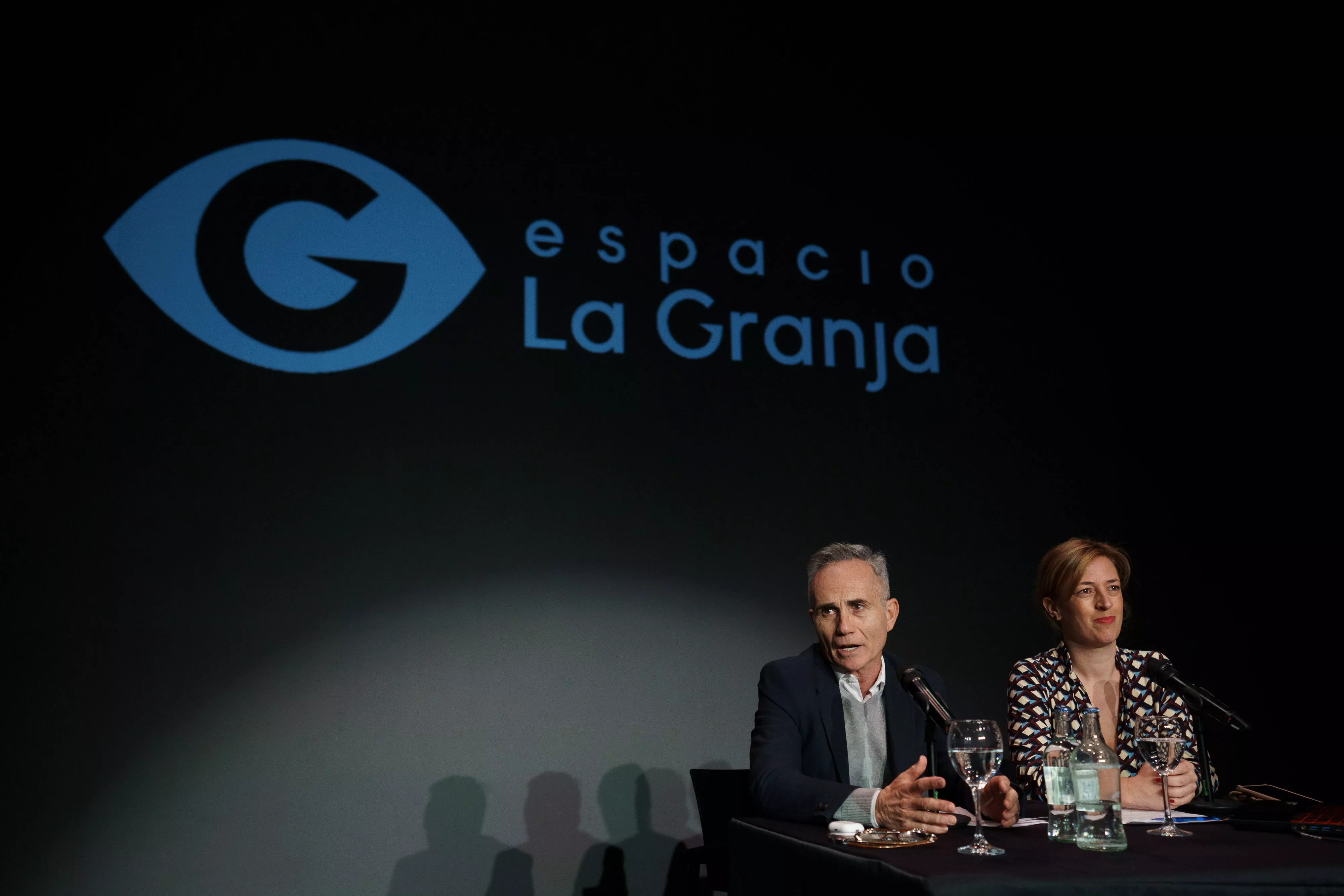 El viceconsejero de Cultura del Gobierno de Canarias, Horacio Umpiérrez (i) y la directora la Unidad de Artes Escénicas del Instituto Canario de Desarrollo Cultural, Lorena Matute. / RAMÓN DE LA ROCHA-EFE