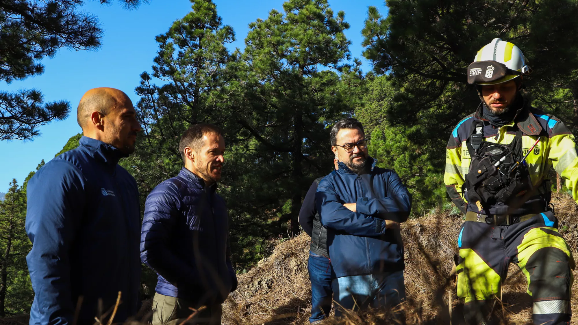 El consejero de Transición Ecológica y Energía del Gobierno de Canarias, Mariano H. Zapata, visita los trabajos que están realizando los EIRIF / GOBIERNO DE CANARIAS
