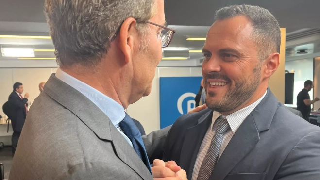 El presidente del PP, Alberto Núñez Feijóo, con el alcalde de Arrecife / CEDIDA