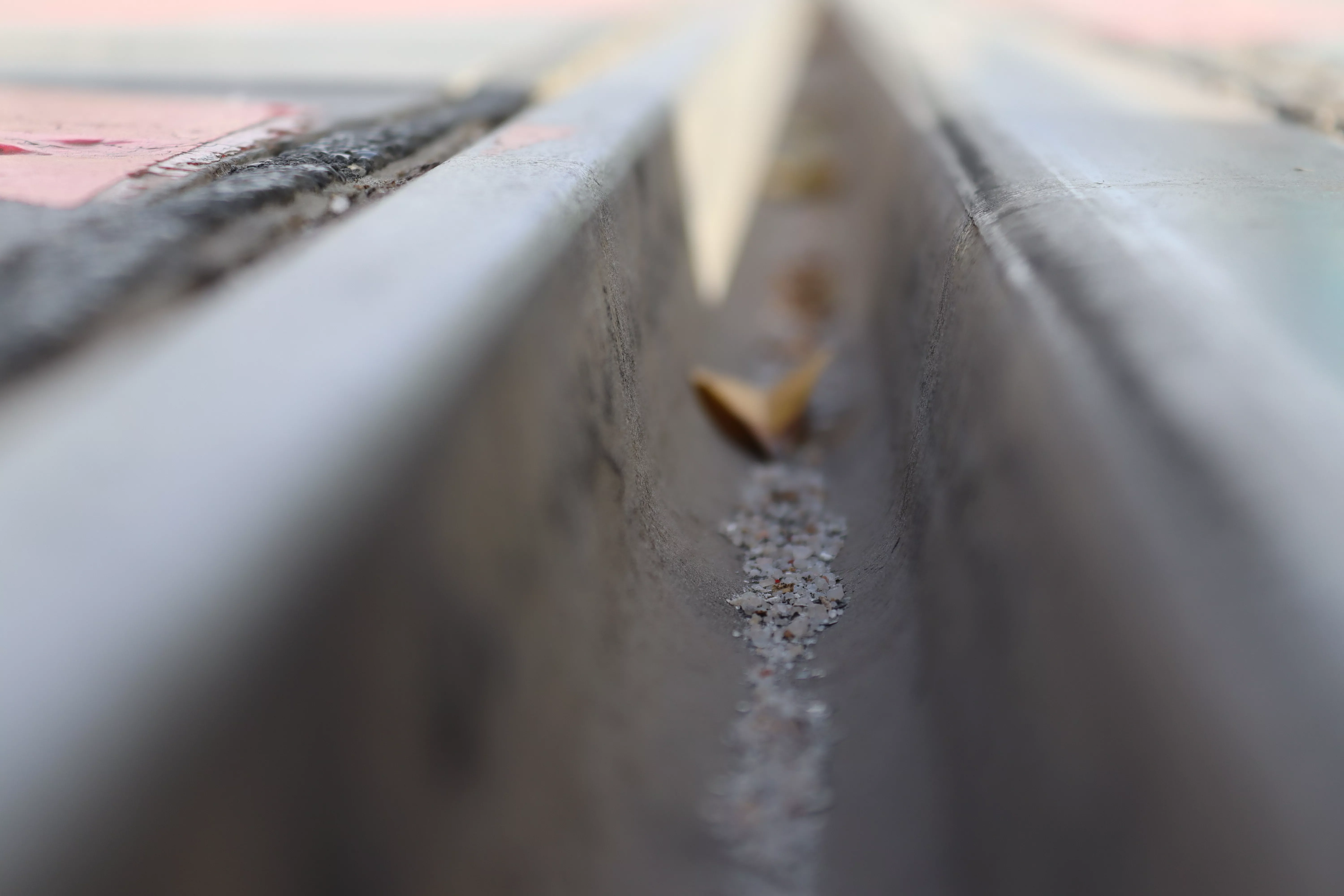 La arena de sílice en las vías del tranvía de Tenerife, un agente cancerígeno. / AINOHA CRUZ-ATLÁNTICO HOY