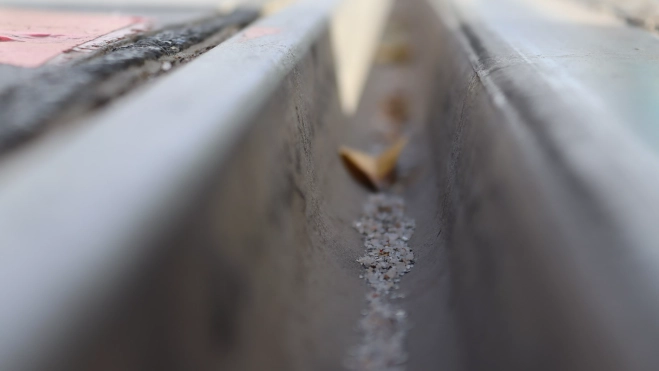 La arena de sílice en las vías del tranvía de Tenerife, un agente cancerígeno. / AINOHA CRUZ-ATLÁNTICO HOY