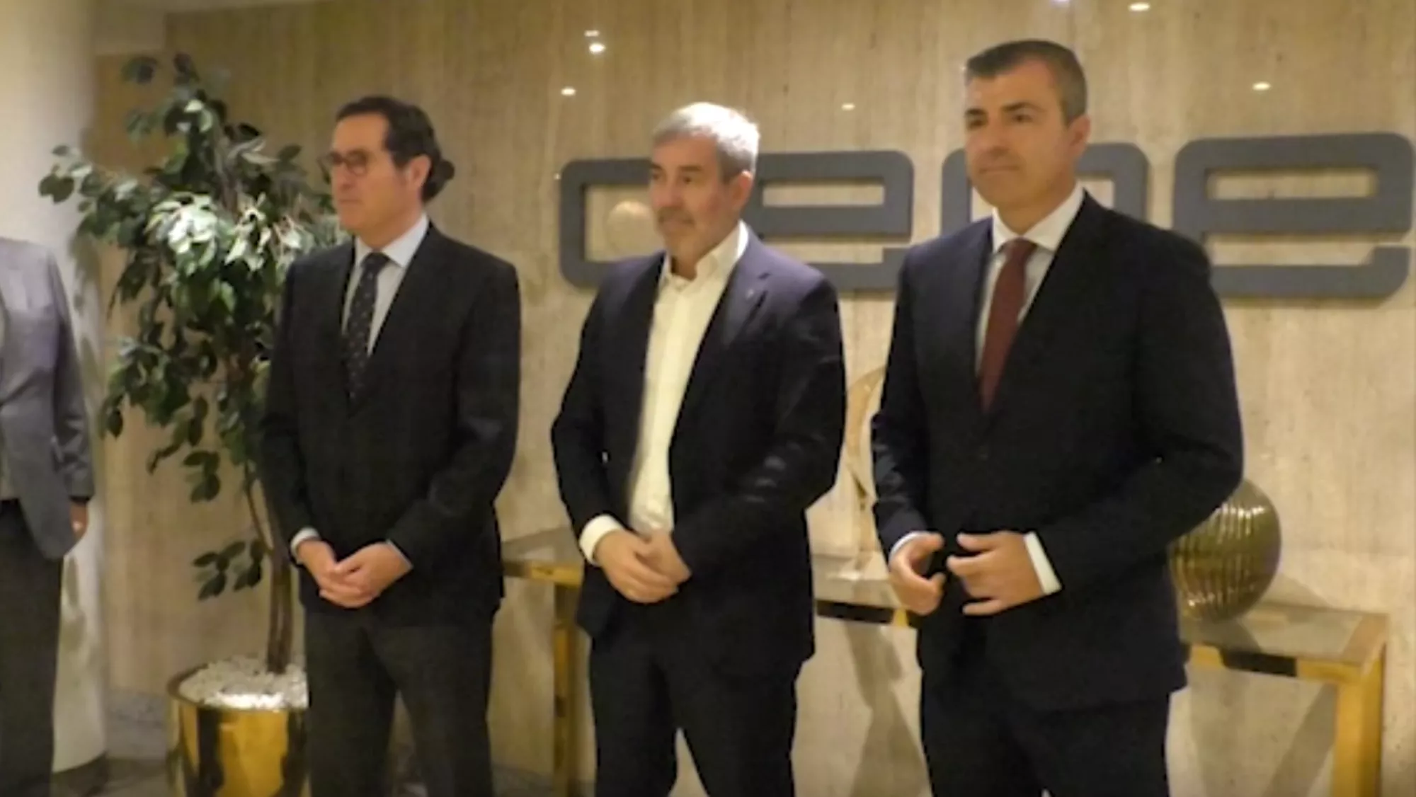 Antonio Garamendi (CEOE, izquierda), Fernando Clavijo, presidente de Canarias (centro) y Manuel Domínguez (vicepresidente, derecha), en un encuentro./ ACFIPRESS