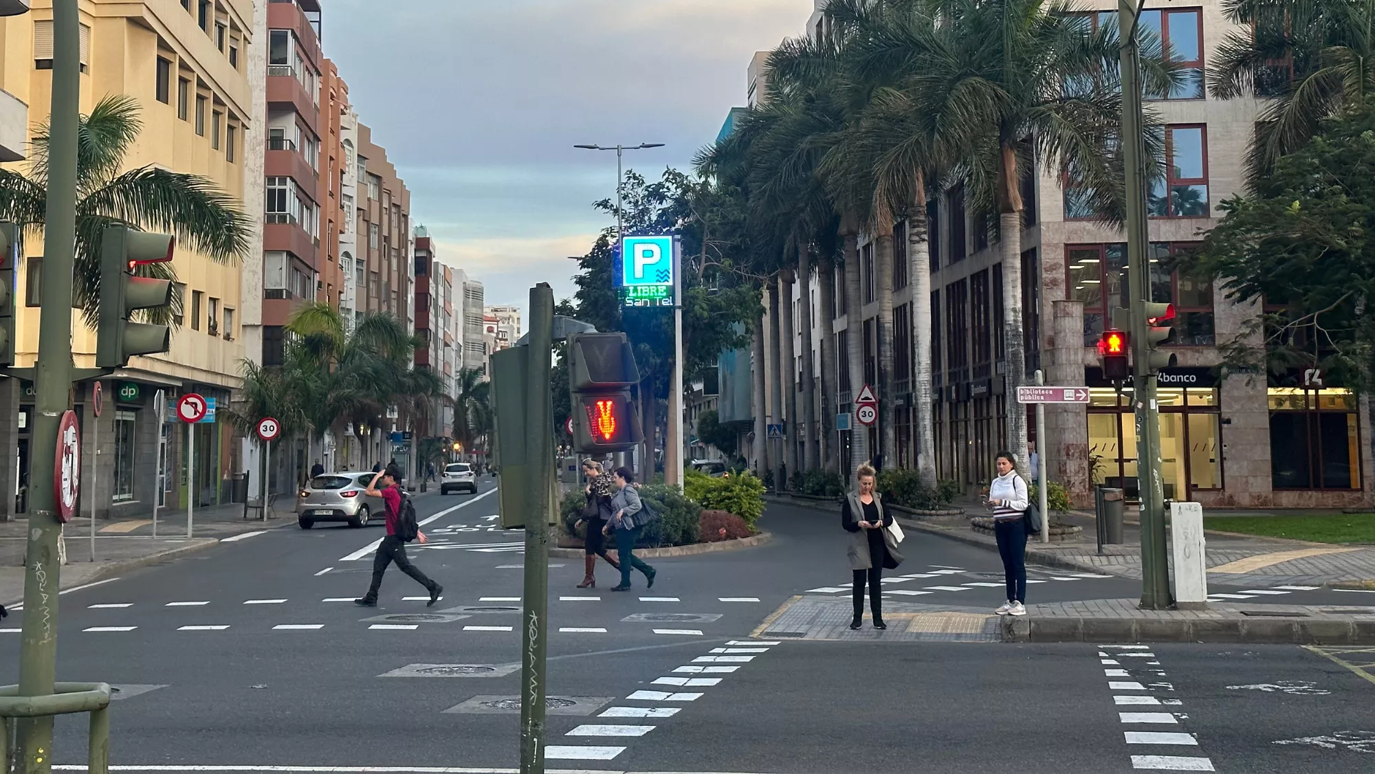 El semáforo vandalizado en Las Palmas de Gran Canaria / ATLÁNTICO HOY - MARCOS MORENO