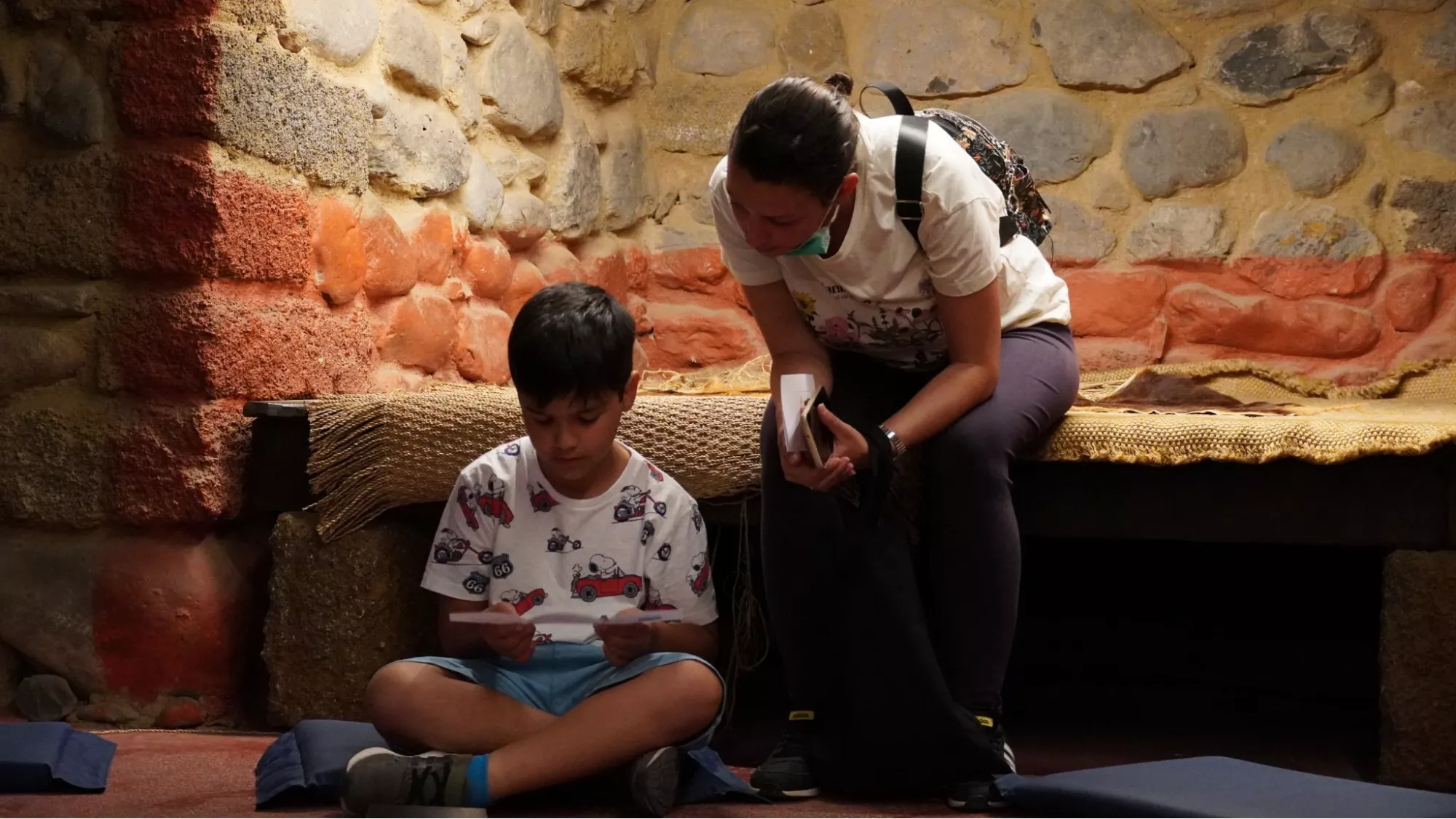 Imagen de una familia en un taller de la Cueva Pintada / AYUNTAMIENTO DE GÁLDAR