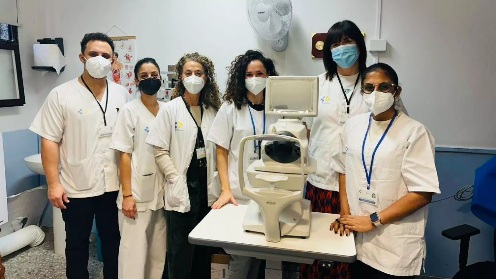 Sanitarios de Tenerife con uno de los nuevos retinógrafos adquiridos por el Área de Salud./ CEDIDA