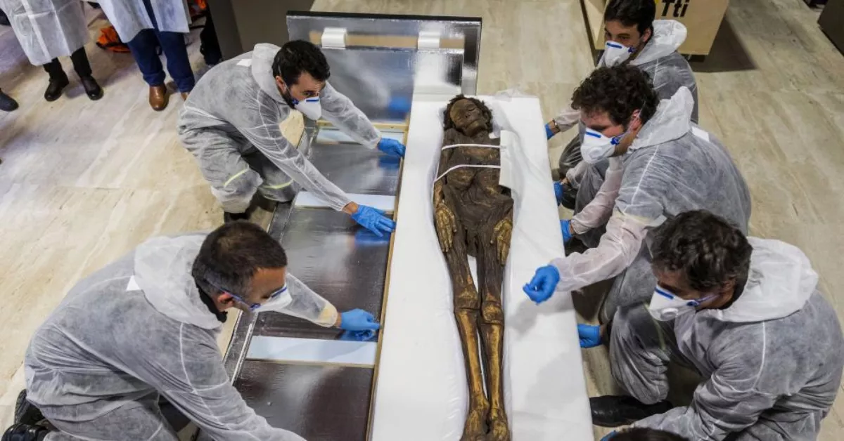 Trabajos con la momia guanche de Herques. / EFE