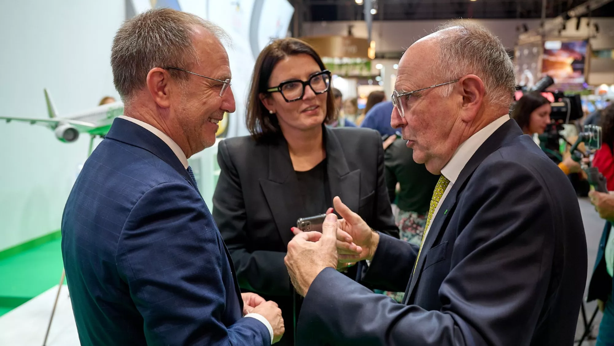 Conversando en primer plano, Sergio Rodríguez, presidente del Cabildo de La Palma (izquierda), y Rodolfo Núñez, presidente de Binter (derecha)./ CEDIDA