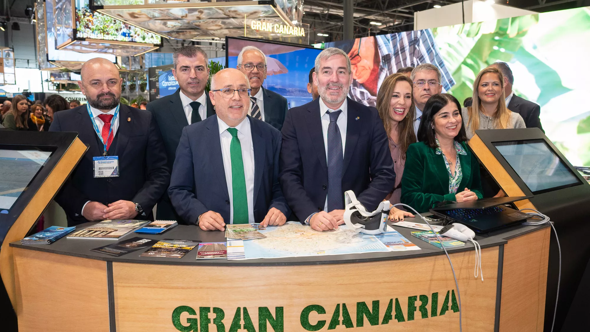Foto de familia con Antonio Morales y Fernando Clavijo en el stand de Gran Canaria en FITUR / CABILDO DE GRAN CANARIA Foto de familia con Antonio Morales y Fernando Clavijo en el stand de Gran Canaria en FITUR / CABILDO DE GRAN CANARIA