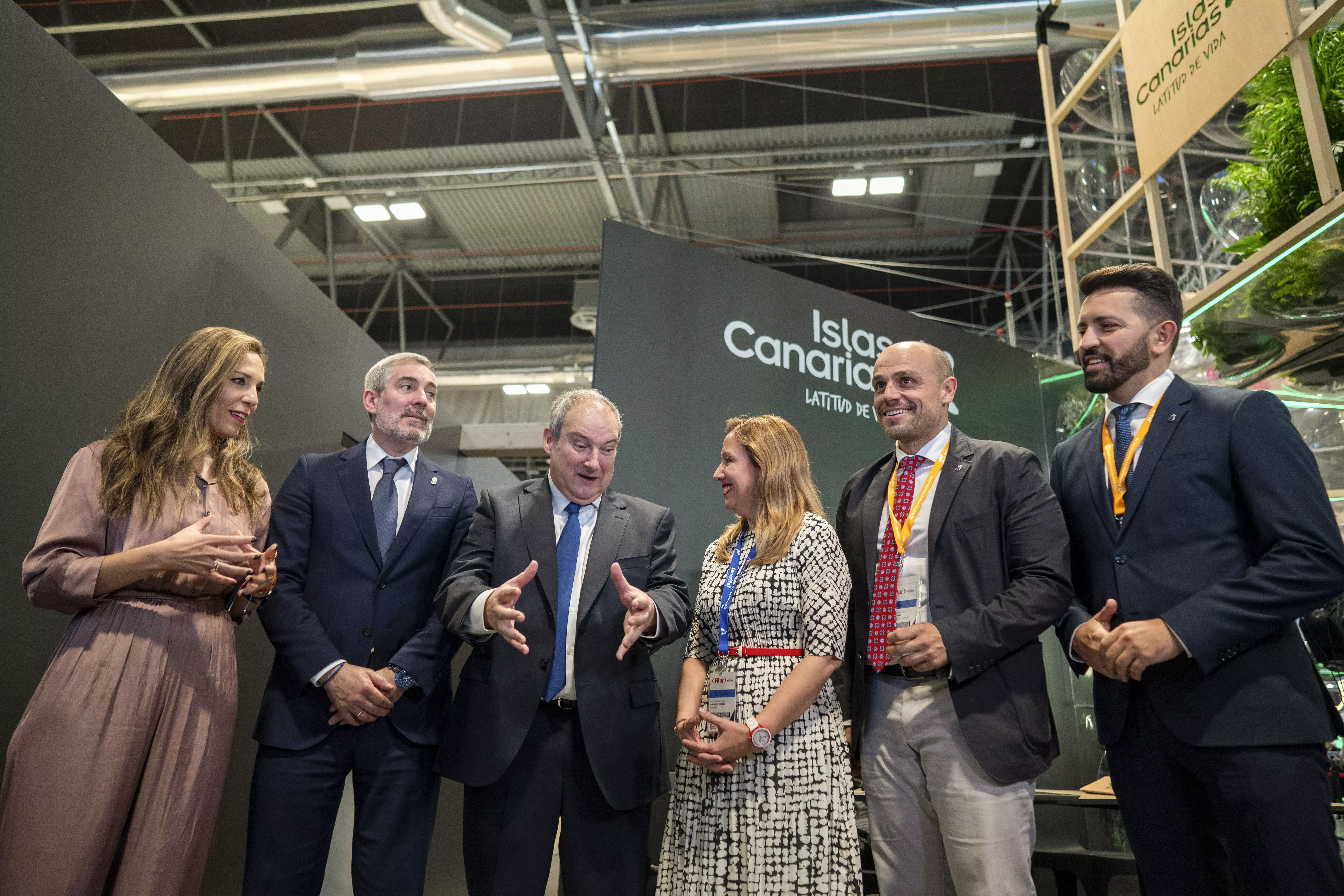 Representantes políticos Canarias en el stand del archipiélago en Fitur. / EFE