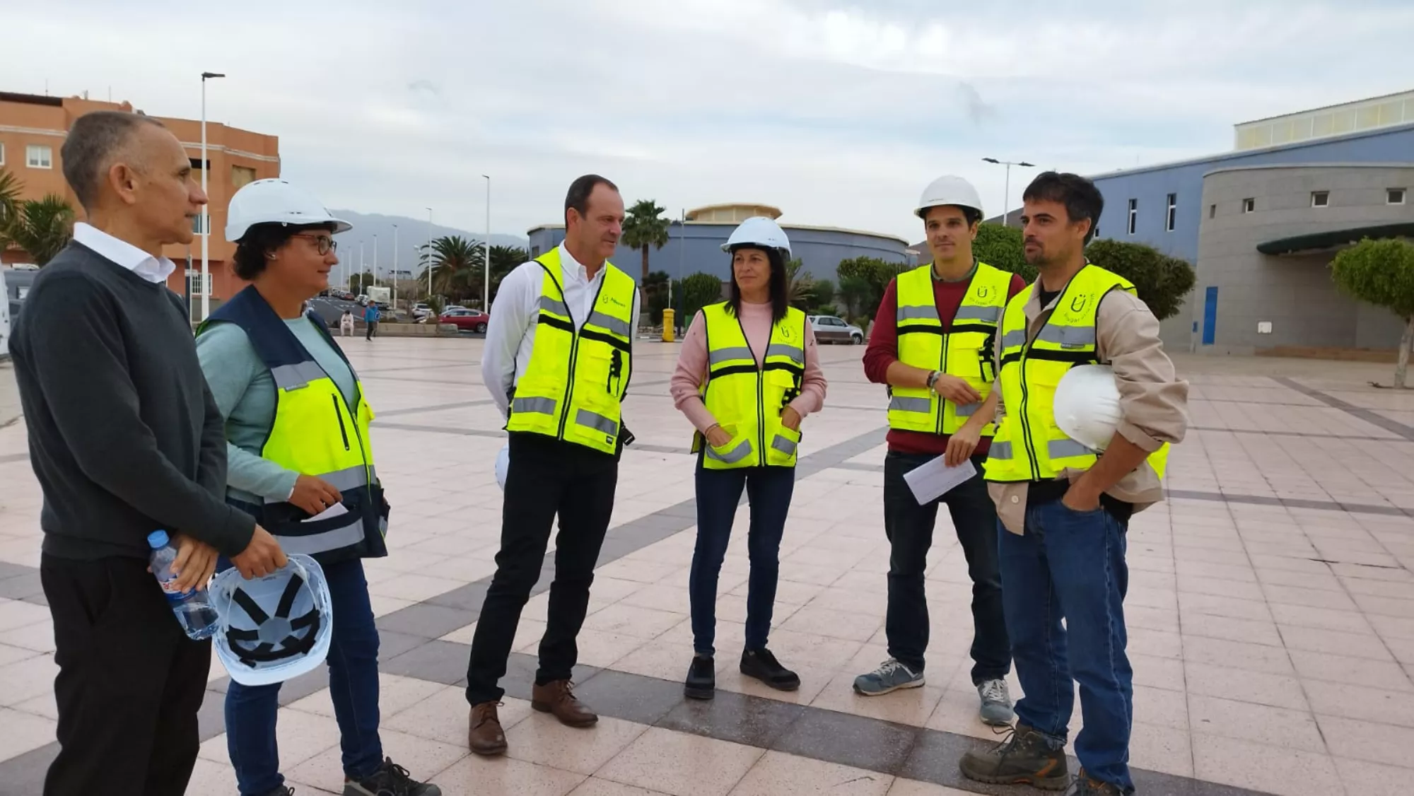 El alcalde de Agüimes, Óscar Hernández, y los concejales de las áreas de Obras Públicas y Parques y Jardines, Rubén Romero y Juani Martel visitaron las obras / AYUNTAMIENTO DE AGÜIMES