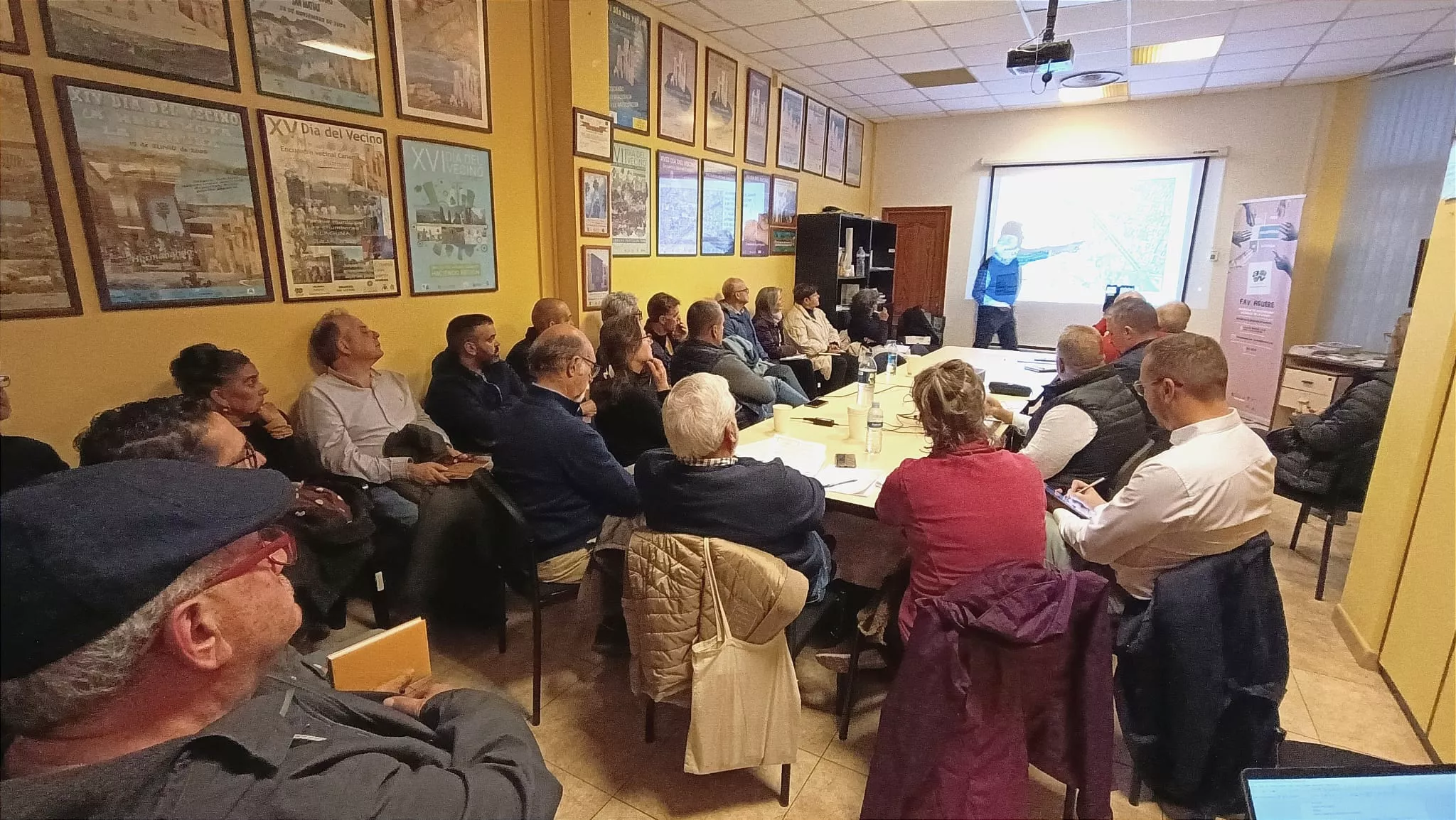 Reunión de vecinos de La Laguna sobre la alternativa al soterramiento en la TF-5 en la sede de FAV. Aguere / CEDIDA