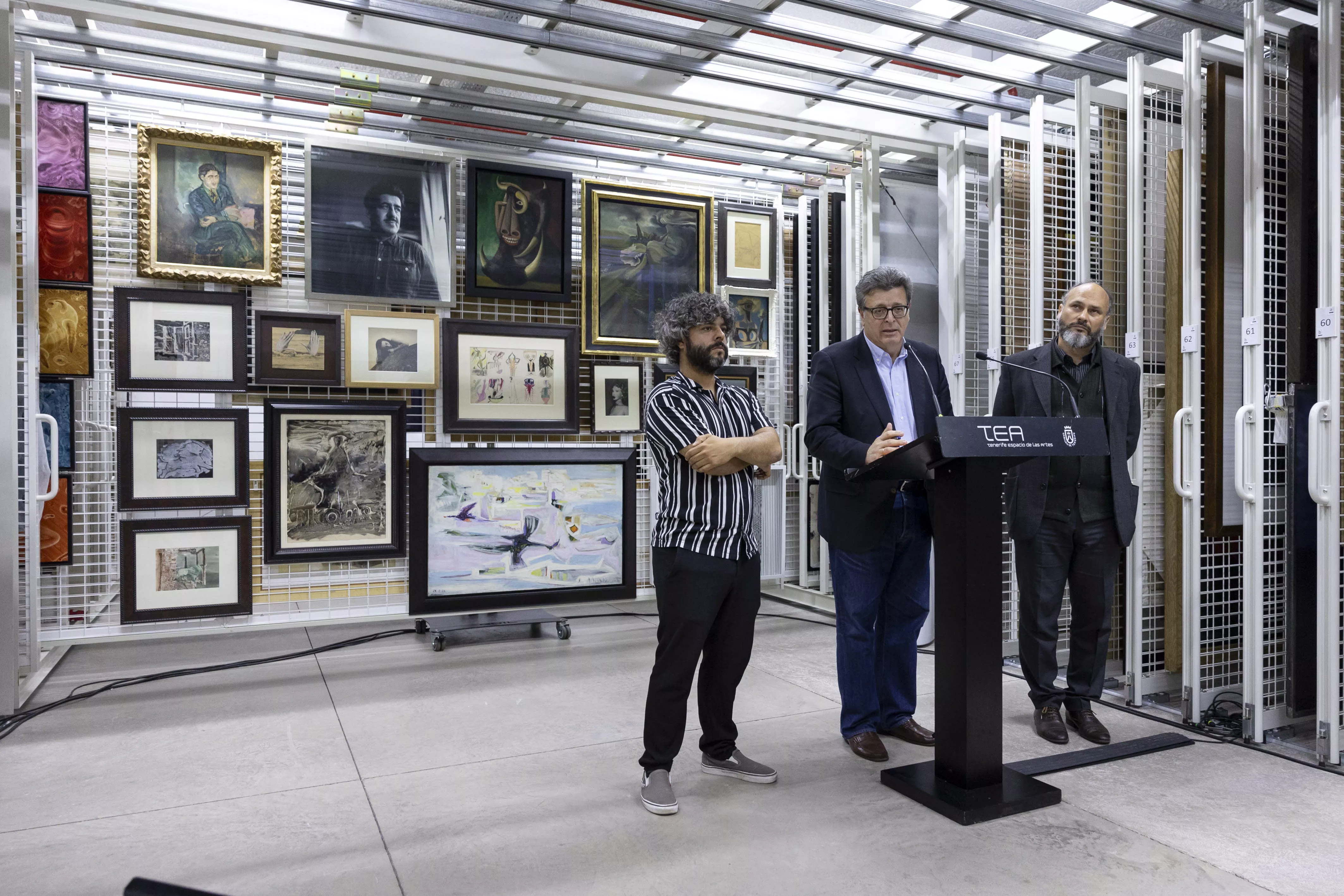 Presentación de la nueva temporada del TEA por el conservador Néstor Delgado (i), el consejero de Cultura José Carlos Acha, (c) y el conservador jefe de la colección TEA, Isidro Hernández. / MIGUEL BARRETO-EFE