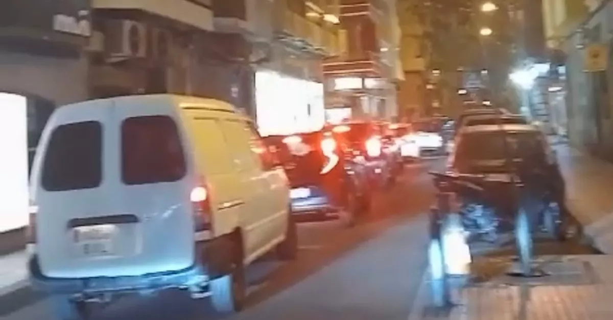 Fotograma de un vídeo de una calle de La Isleta colapsada por el Carnaval. / AH