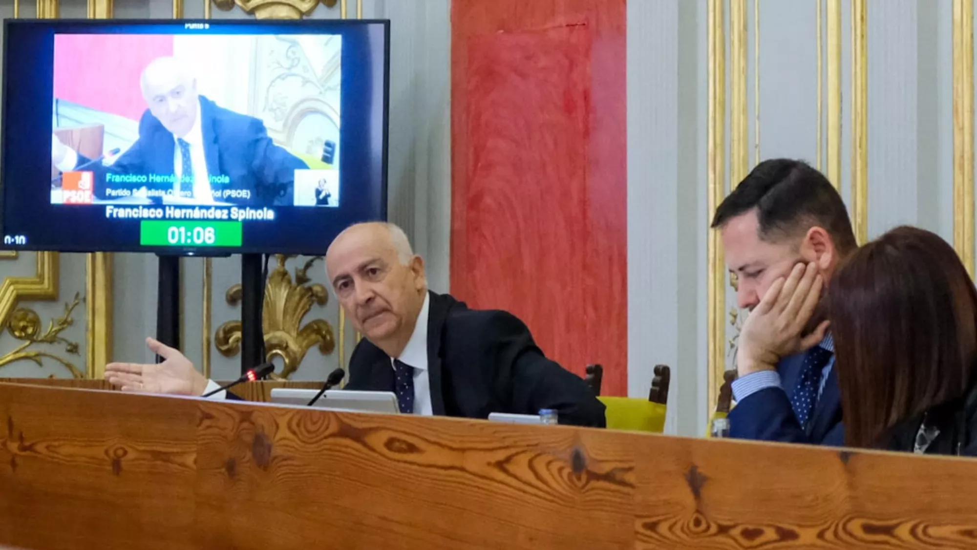 Francisco Hernández Spínola, durante un pleno, dirige la concejalía de Presidencia, Hacienda, Modernización y Recursos Humanos, área que invertirá casi 10 millones de euros en la digitalización del ayuntamiento.  / AH
