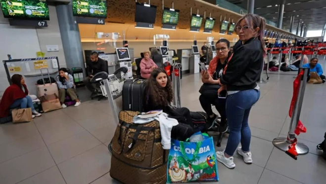 Personas en el aeropuerto de colombia con migrantes / EFE