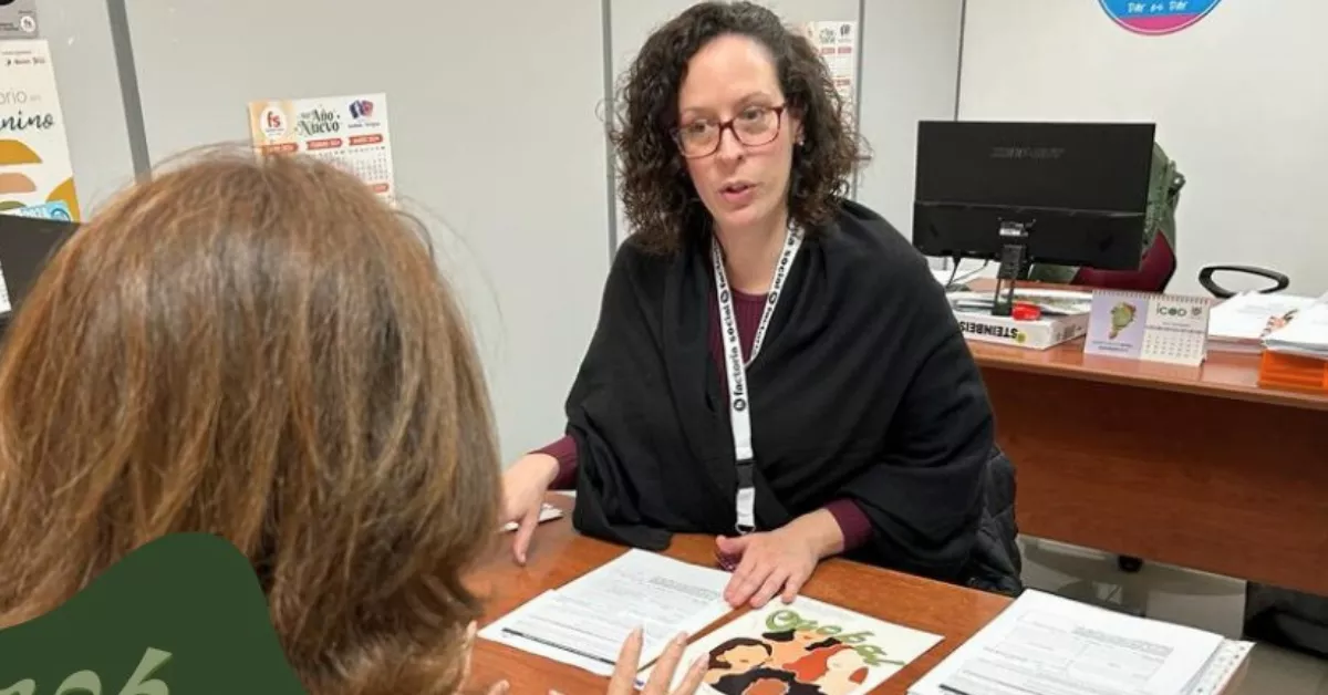 En la imagen, Factoría Social orienta a una persona en la búsqueda de empleo. / AH