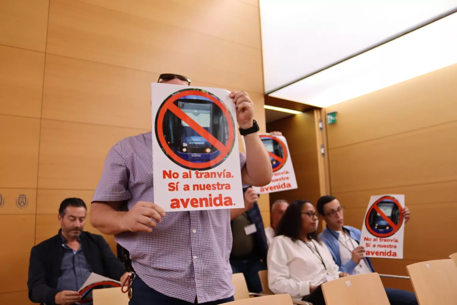 Vecinos del barrio de Los Majuelos se manifiestan en el Cabildo de Tenerife. / AINOHA CRUZ -ATLÁNTICO HOY
