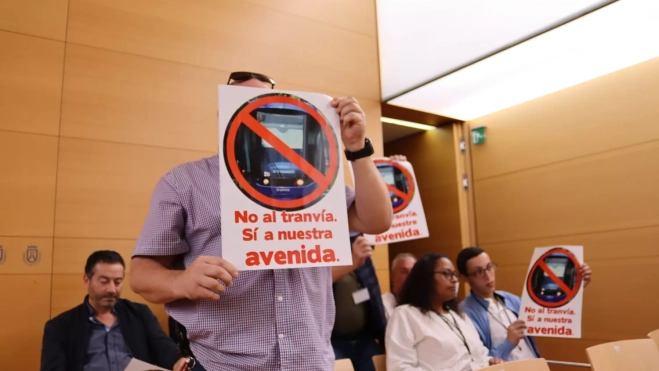 Vecinos del barrio de Los Majuelos se manifiestan en el Cabildo de Tenerife. / AINOHA CRUZ -ATLÁNTICO HOY Vecinos del barrio de Los Majuelos se manifiestan en el Cabildo de Tenerife. / AINOHA CRUZ -ATLÁNTICO HOY