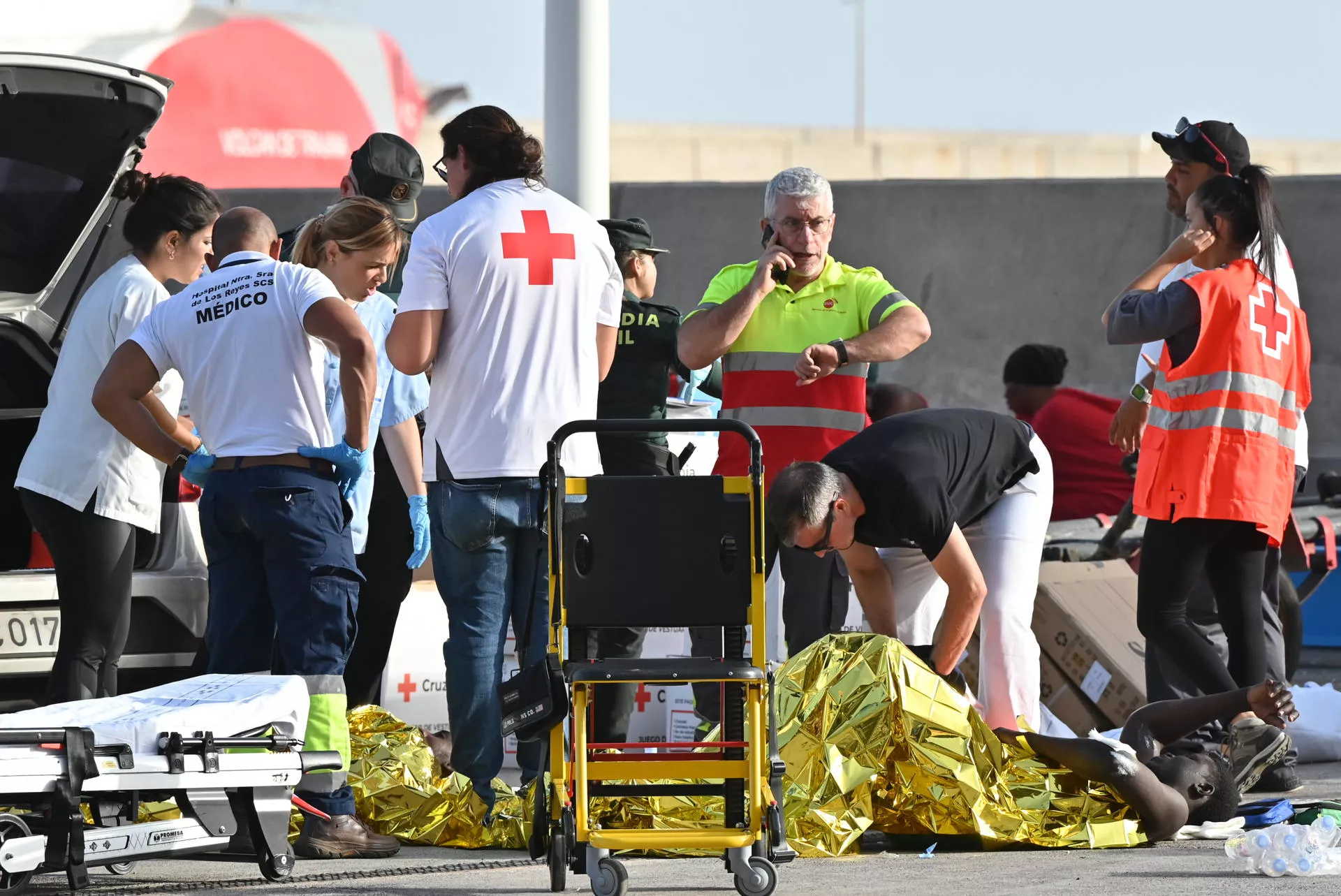 Vista del desembarco de 55 inmigrantes, entre ellos tres fallecidos, rescatados en la tarde del sábado./ EFE - GELMERT FINOL