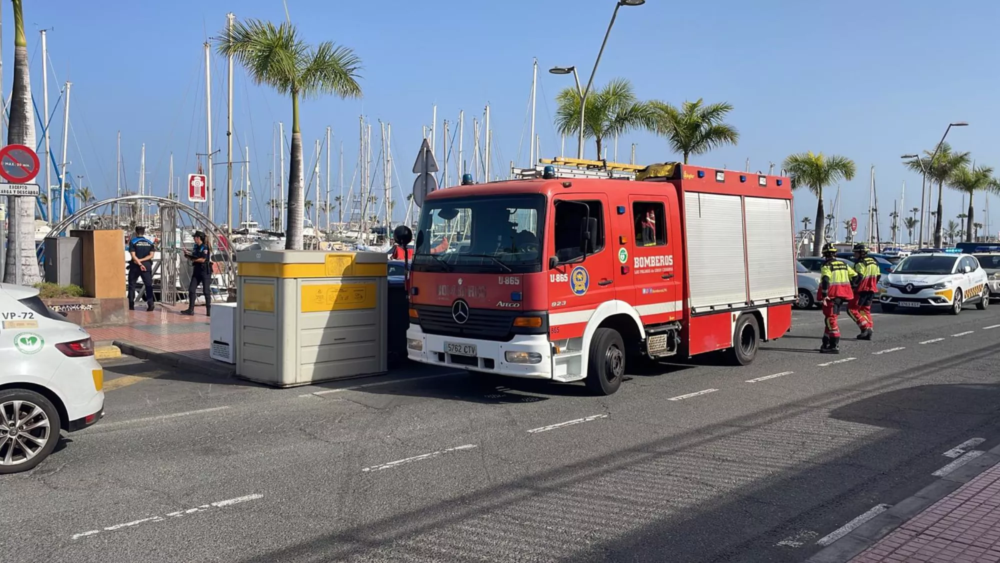 Bomberos en el Muelle Deportivo / ATLÁNTICO HOY