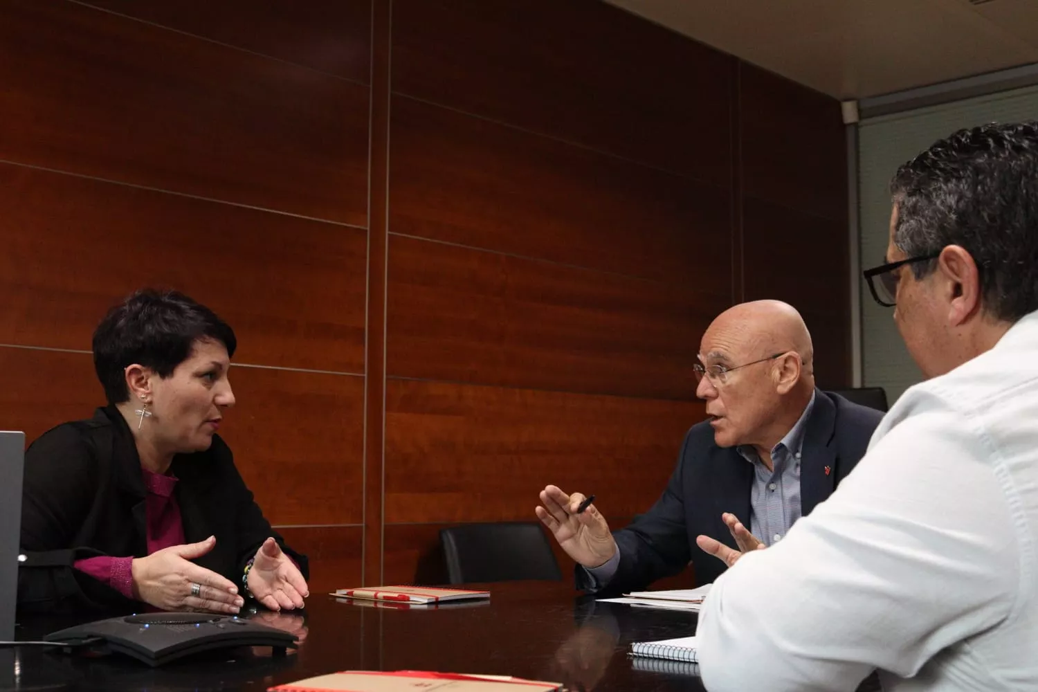 Vanesa Díaz, quien reclama una unidad de paliativos en el sur con el Diputado del Común, Rafael Yanes. / AINOHA CRUZ-ATLÁNTICO HOY