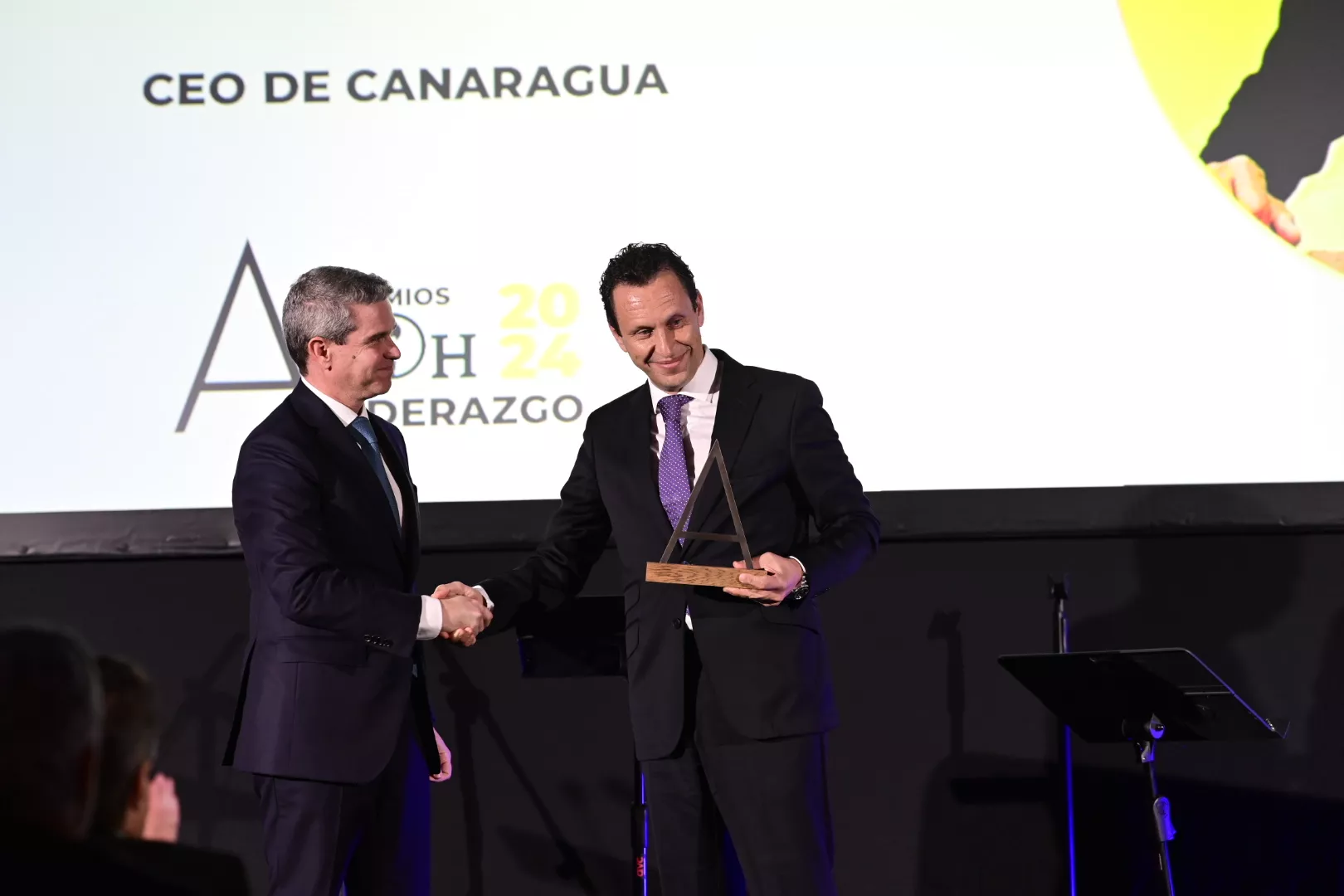  Daniel Cuevas, presidente de Philip Morris Spain, entrega el galardón a José Juan González Salmah, consejero delegado de Canaragua en los Premios Atlántico al Liderazgo de Atlántico Hoy./ AH