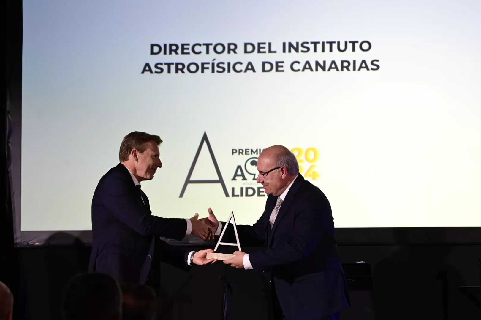 Rafael Rebolo, director del Instituto Astrofísico de Canarias, recibe el galardón al Liderazgo Innovador de Premios Atlántico al Liderazgo de Atlántico Hoy./ AH