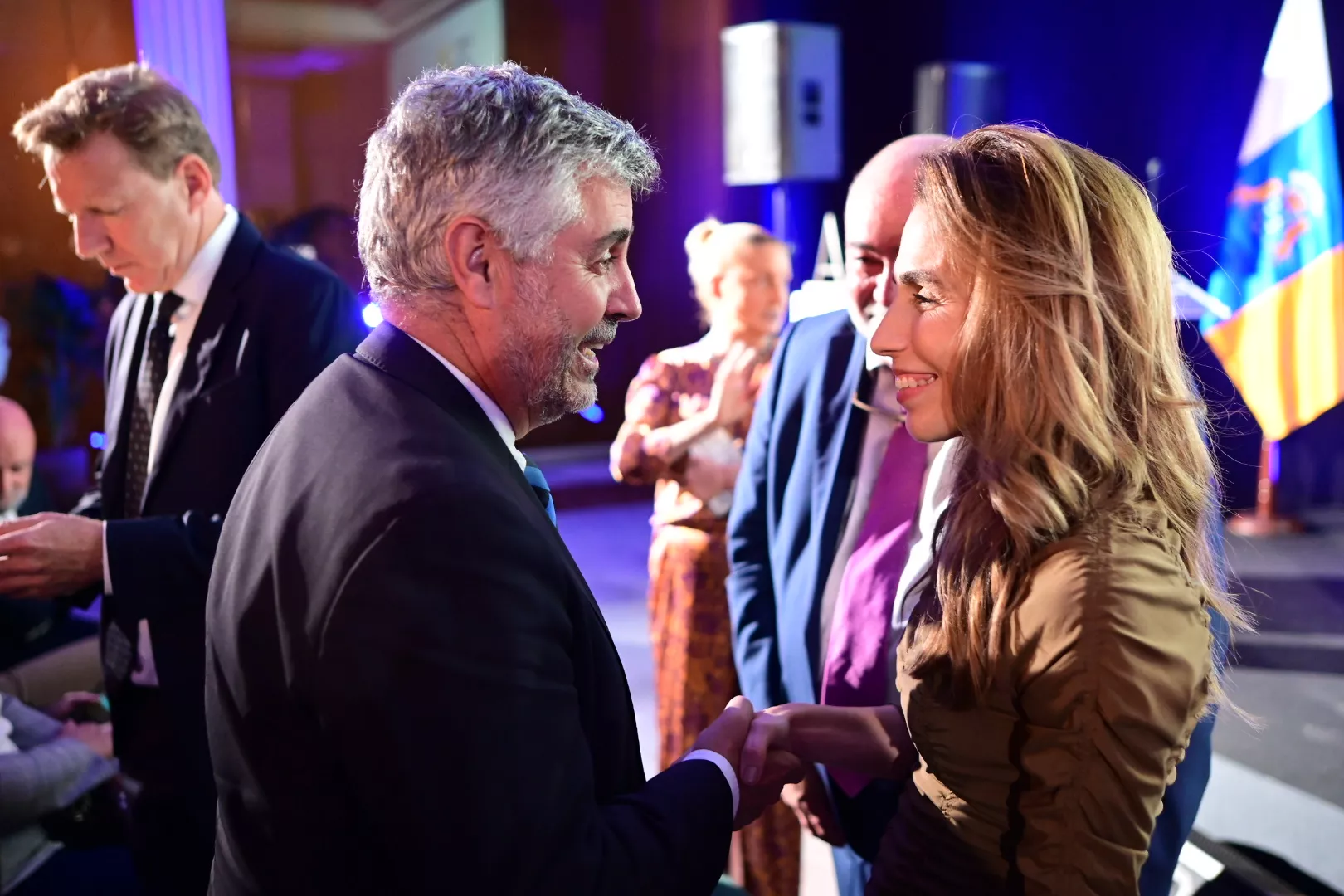 En la izquierda el presidente de la Agencia Efe, Miguel Ángel Oliver y a la derecha Eva Moll en los Premios Atlántico al Liderazgo de Atlántico Hoy./ AH