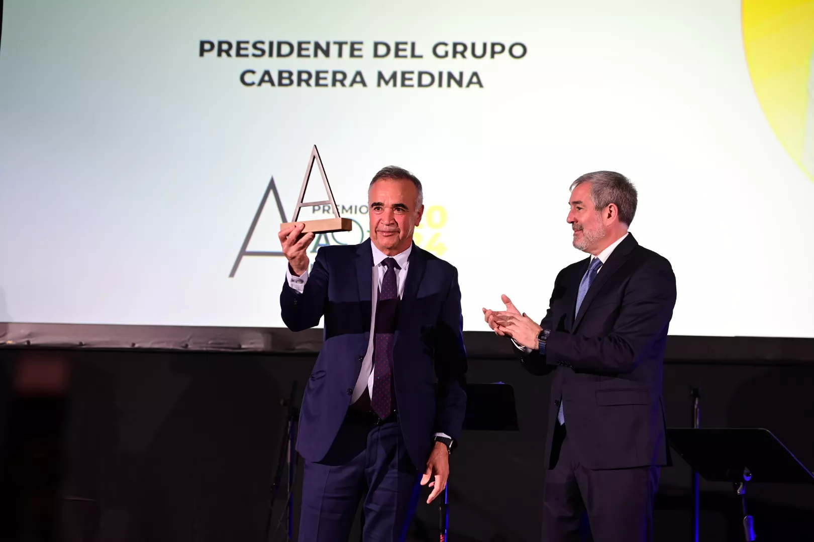 Fernando Clavijo entrega el galardón a Mamerto Cabrera, presidente del Grupo Cabrera Medina en los Premios Atlántico al Liderazgo de Atlántico Hoy./ AH