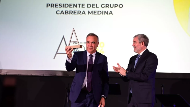 Fernando Clavijo entrega el galardón a Mamerto Cabrera, presidente del Grupo Cabrera Medina en los Premios Atlántico al Liderazgo de Atlántico Hoy./ AH