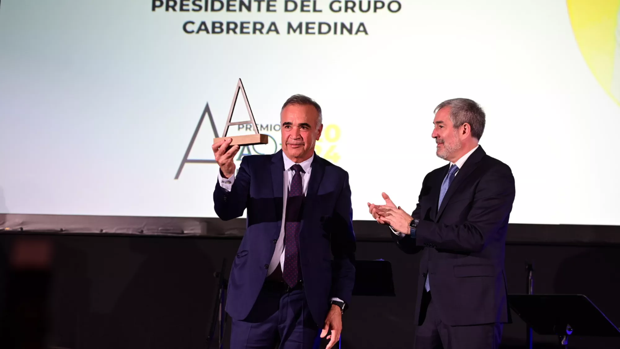 Fernando Clavijo haciendo entrega del premio a Mamerto Cabrera, fundador de CICAR / ATLÁNTICO HOY