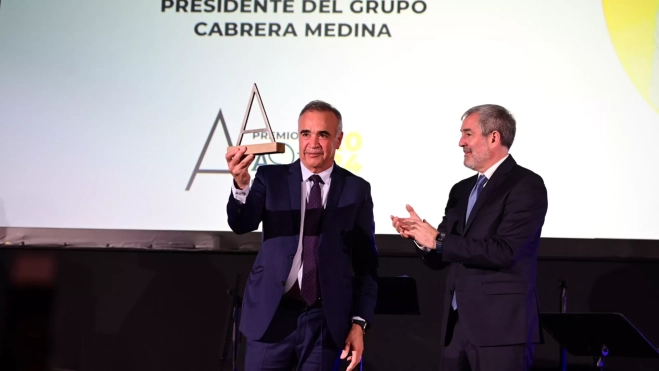 Fernando Clavijo haciendo entrega del premio a Mamerto Cabrera, fundador de CICAR / ATLÁNTICO HOY