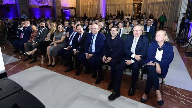 Los premiados de la noche sentados en la primera fila / ATLÁNTICO HOY
