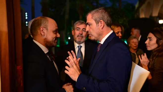 Alfonso Cabello, Fernando Clavijo y Manuel Domínguez conversando / ATLÁNTICO HOY