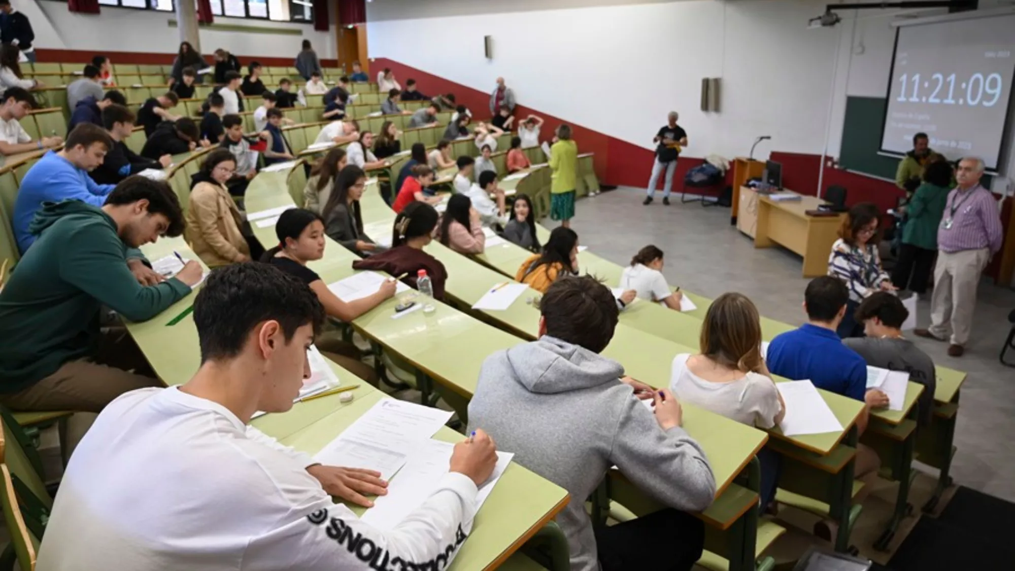 Estudiantes en un aula / EFE