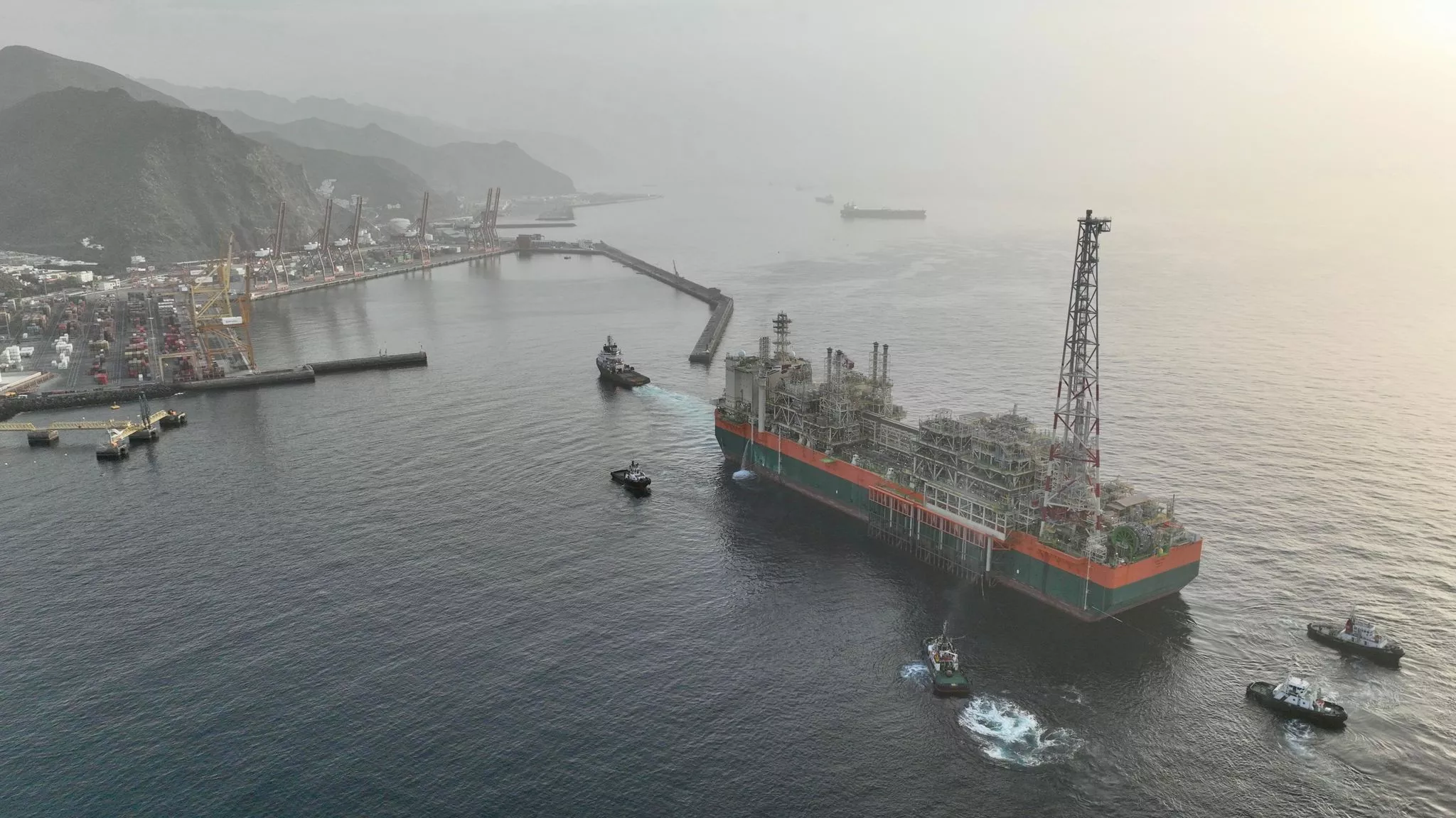 Operación de atraque del GTA FPSO en el Dique del Este del puerto de Santa Cruz / CEDIDA