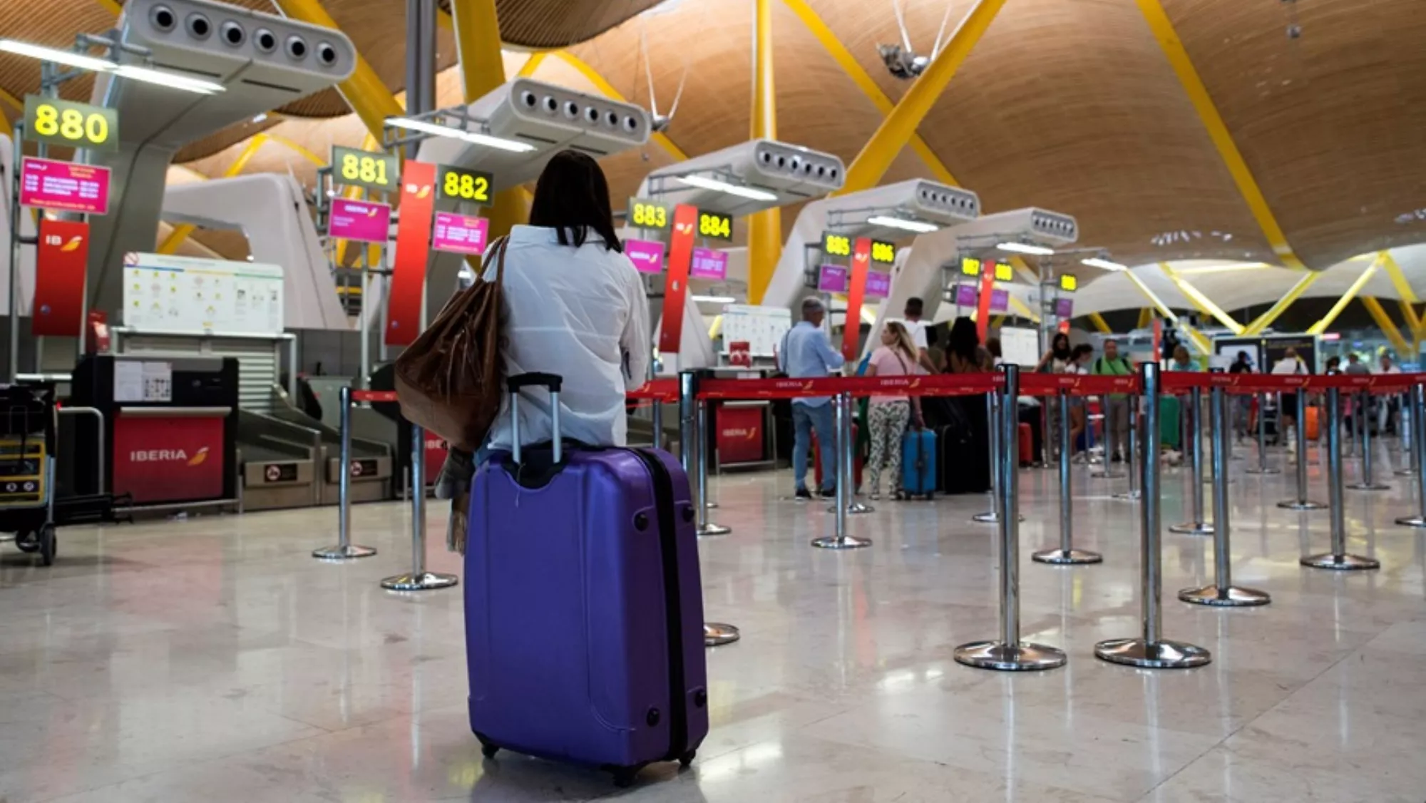 Una persona esperando en el aeropuerto para su próximo destino / EFE
