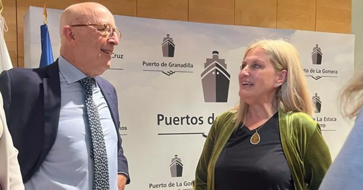 La directora general de Cruise News Media Group, Virginia López, conversa con el presidente de Puertos de Tenerife, Pedro Suárez, en la presentación Premios Excellence de Cruceros / AH / BELA CABRERA La directora general de Cruise News Media Group, Virginia López, conversa con el presidente de Puertos de Tenerife, Pedro Suárez, en la presentación Premios Excellence de Cruceros / AH / BELA CABRERA