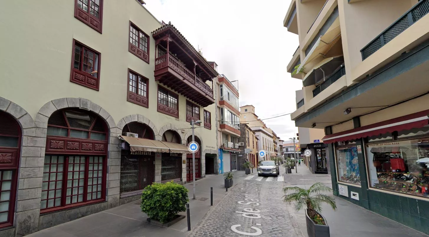 Sede de Construcciones Jaco Ilca en Puerto de la Cruz / AH