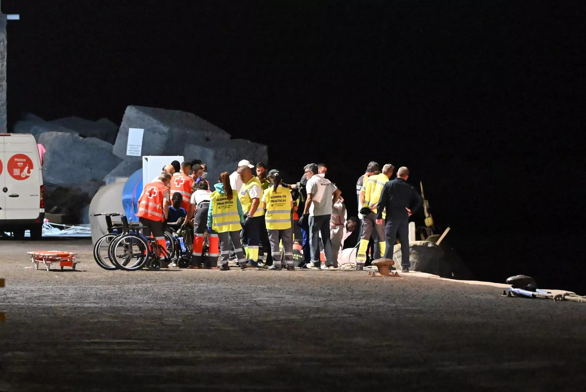 Llegada de un cayuco a La Restinga. / ARCHIVO- EFE - GELMERT FINOL 