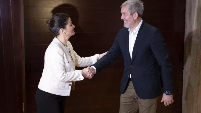 La ministra de Juventud e Infancia, Sira Rego y el presidente de Canarias, Fernando Clavijo. / EFE – MIGUEL BARRETO 