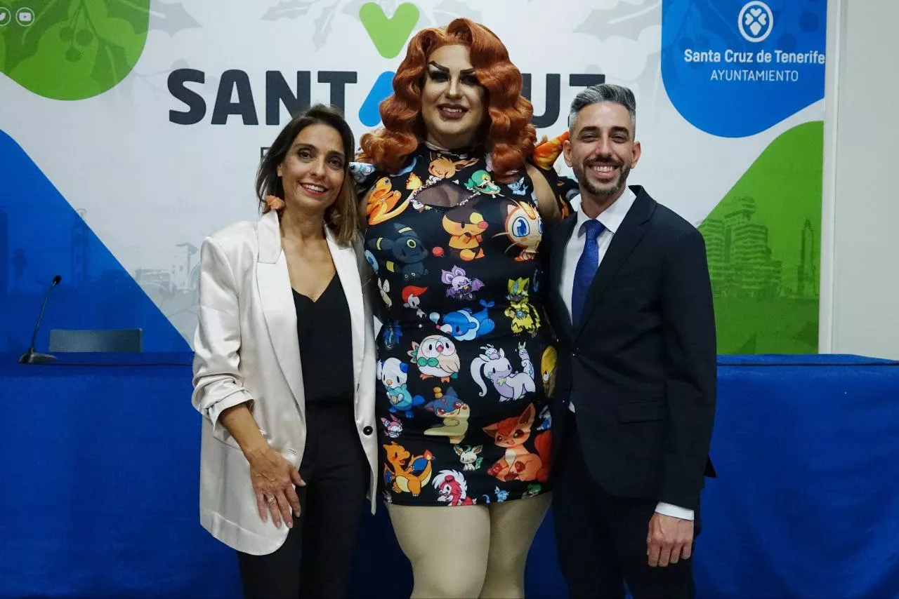 Gladis de León (d), Exhuberancia Carey (c), Javier Caraballero (i). / AYUNTAMIENTO DE SANTA CRUZ DE TENERIFE
