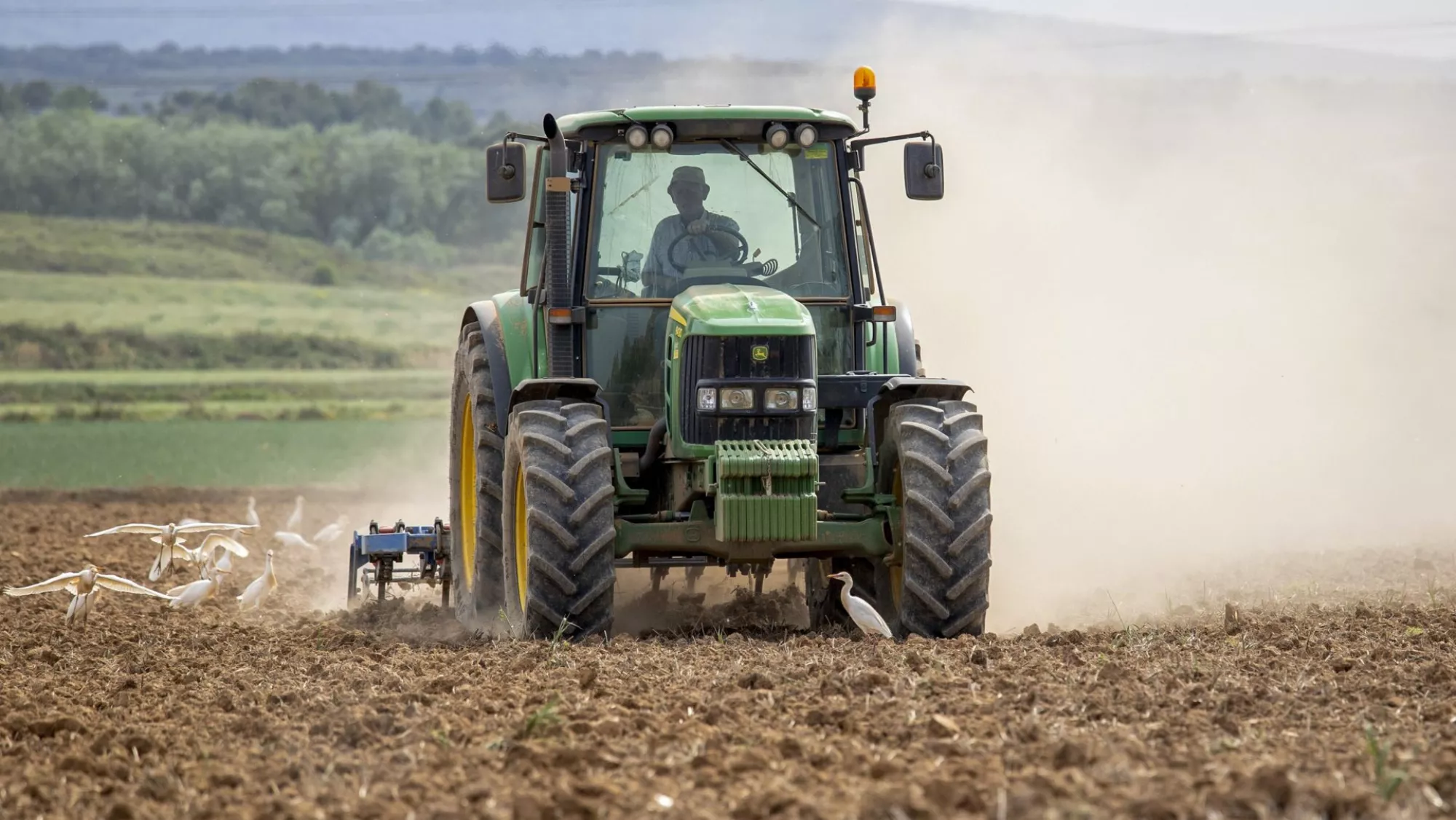 Agricultores conducen un tractor./ EFE