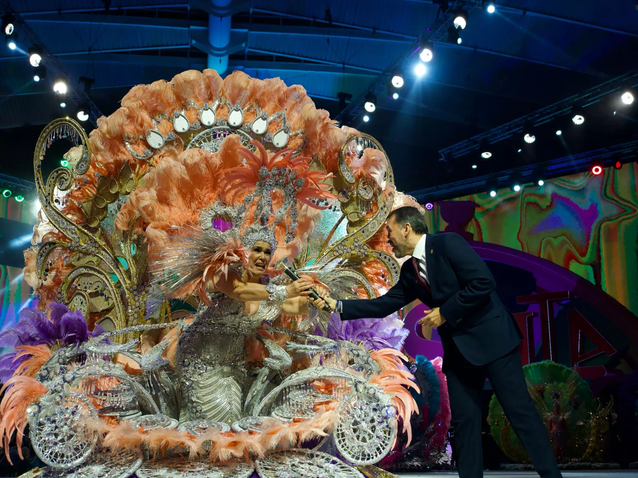 María Isabel García siendo coronada Reina de los Mayores. / AYUNTAMIENTO DE SANTA CRUZ DE TENERIFE