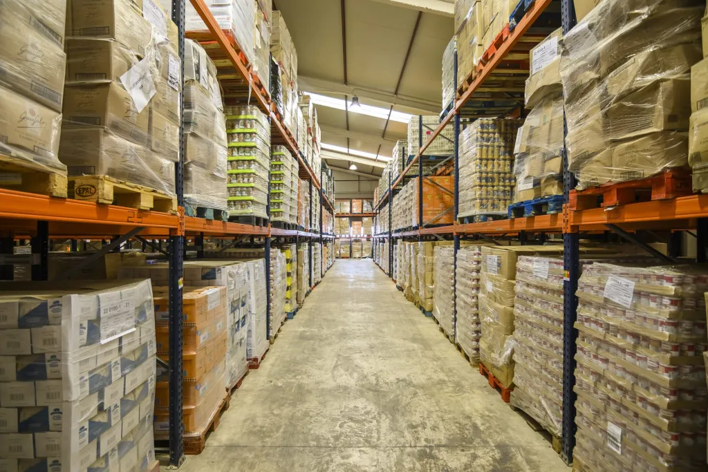 Imagen de un banco de alimentos. / EFE - RAÚL CARO